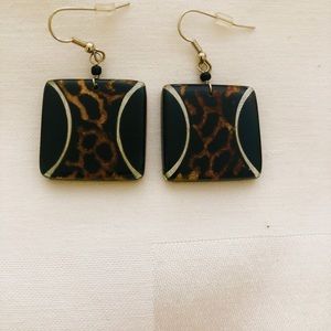 Animal geometric dangles. Totally en Vogue